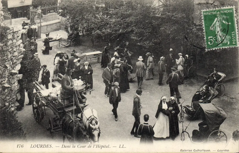 Lourdes — Dans la Cour de l'Hôpital — LL. Galeries Catholiques — Lourdes. - Recto