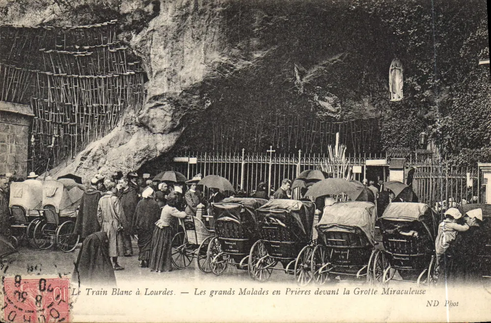 Der Weiße Zug nach Lourdes — Die Großen Kranken in Gebeten vor der Wundergrotte — ND Phot - Vorderseite
