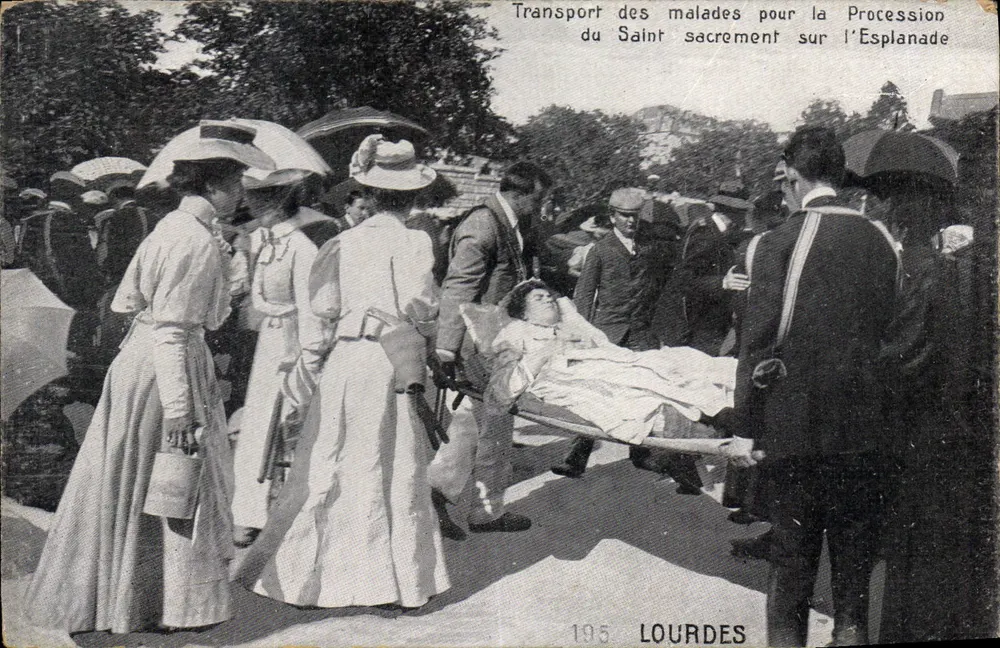 Transporte de doentes para a Procissão do Santo Sacramento na Esplanada — Lourdes — n°195 - Frente