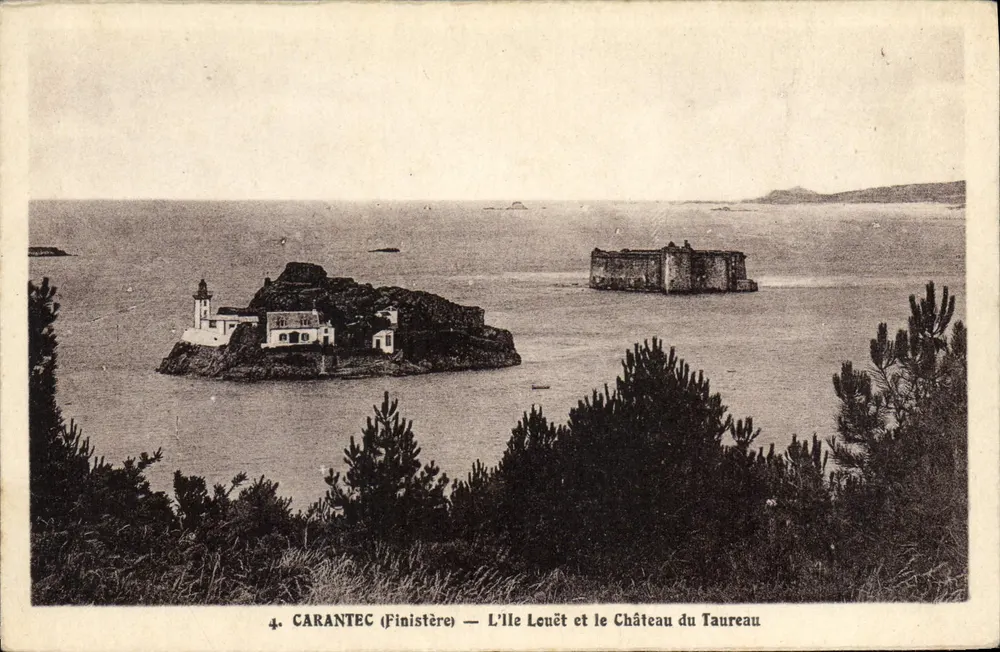 Carantec (Finistère) — Die Insel Leuêt und Schloss des Bullen - Vorderseite