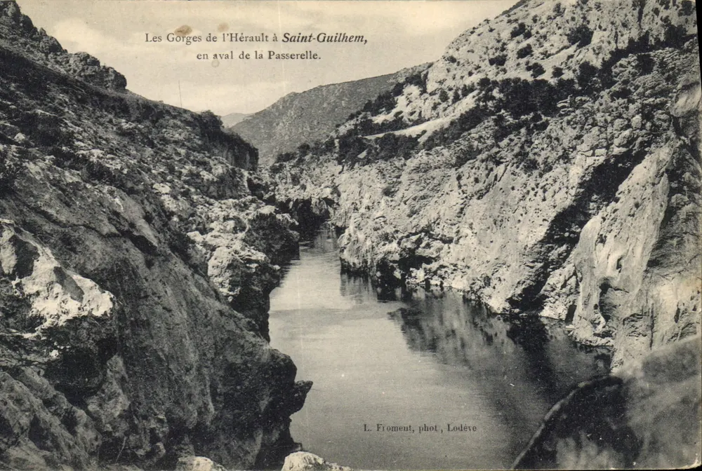 Die Schluchten des Hérault bei Saint-Guilhem, unterhalb der Passerelle — L. Froment, phot. Lodève - Vorderseite