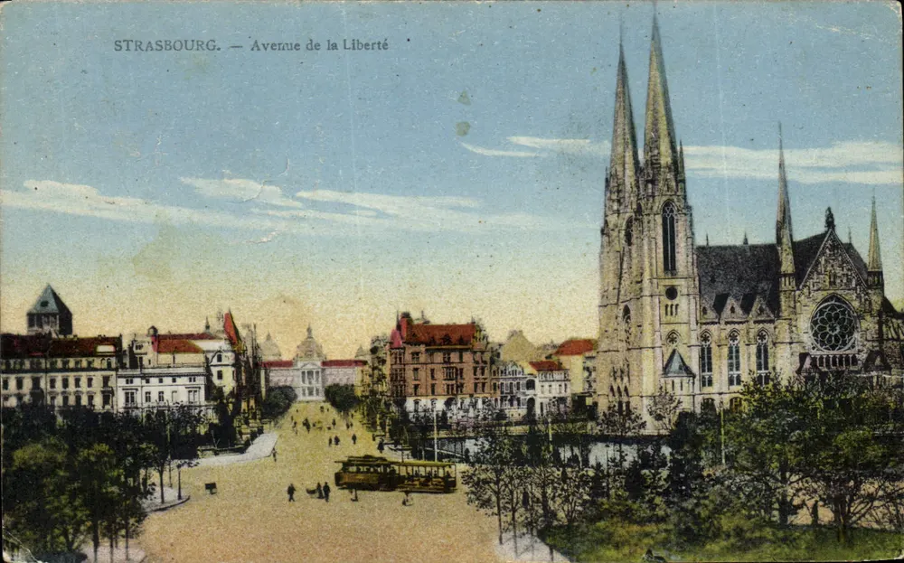 Estrasburgo — Avenida da Liberdade — vista com a catedral - Frente