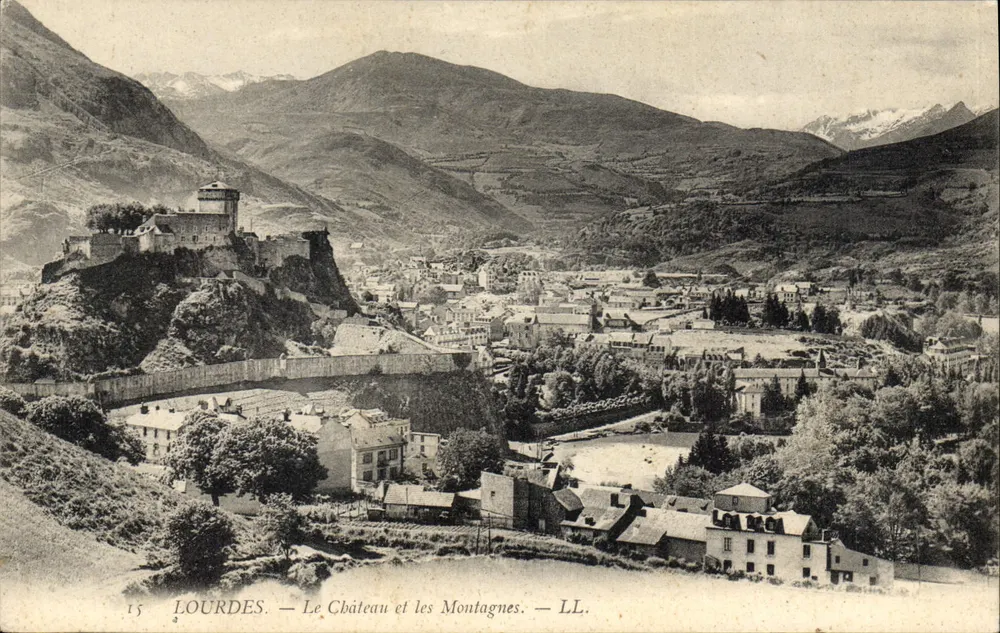 Lourdes — Das Schloss und die Berge — LL. - Vorderseite