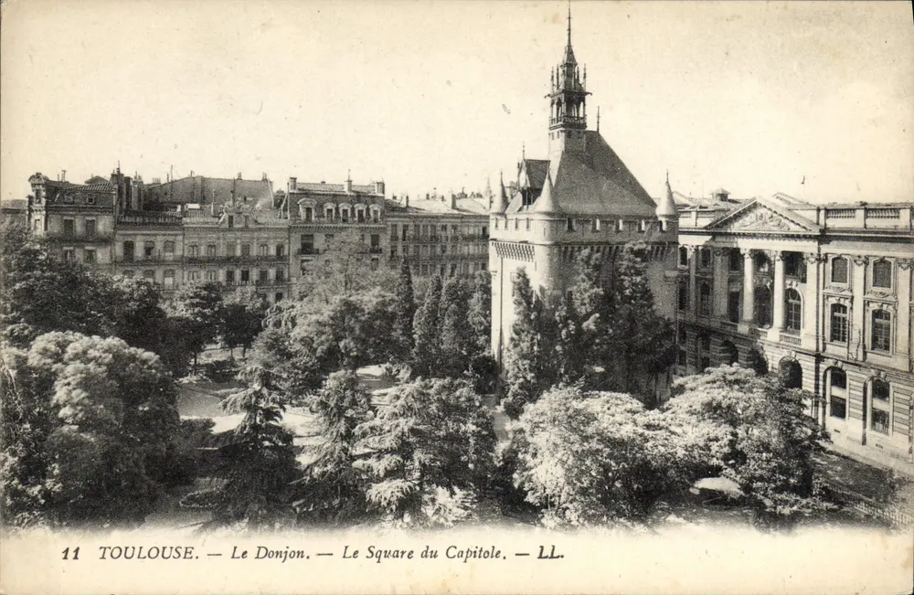 Toulouse — O Donjon — O Square do Capitole — LL. - Frente