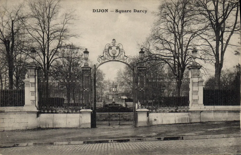 Dijon — Praça Darcy — entrada decorada com postes de luz e colunas - Frente