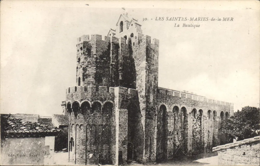 Les Saintes-Maries-de-la-Mer — A Basílica — Editor Vigual, Arles, n° 50 - Frente