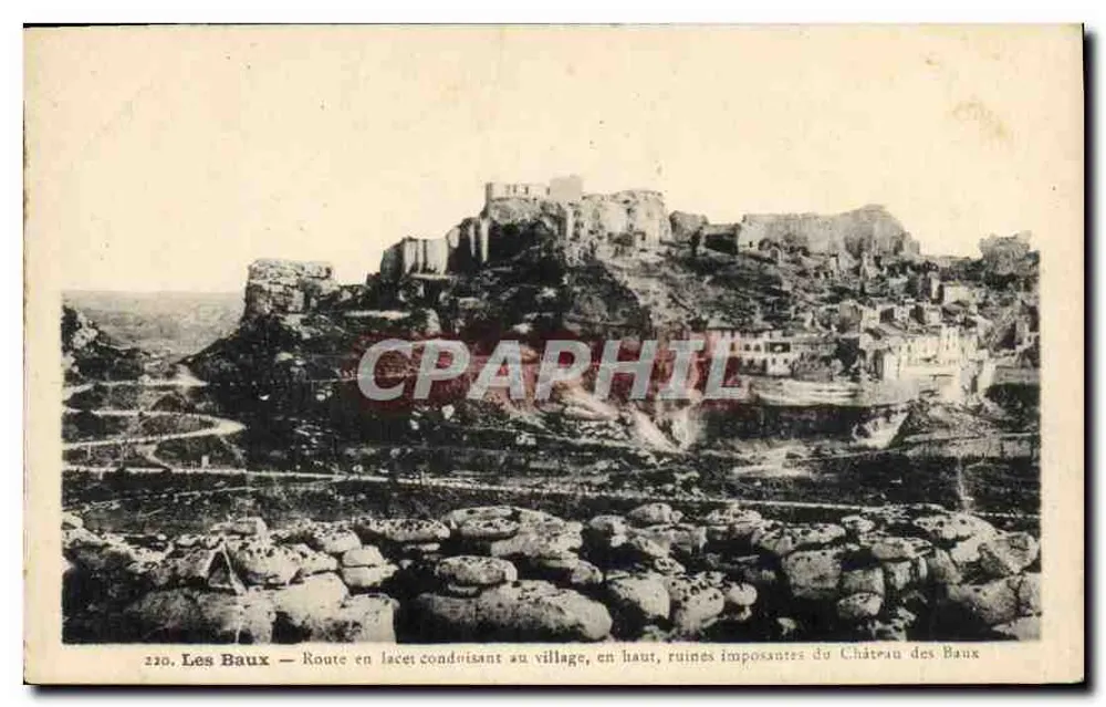Les Baux — Schmalweg führend zum Dorf, oben, beeindruckende Ruinen des Schlosses Les Baux — J. George - Vorderseite