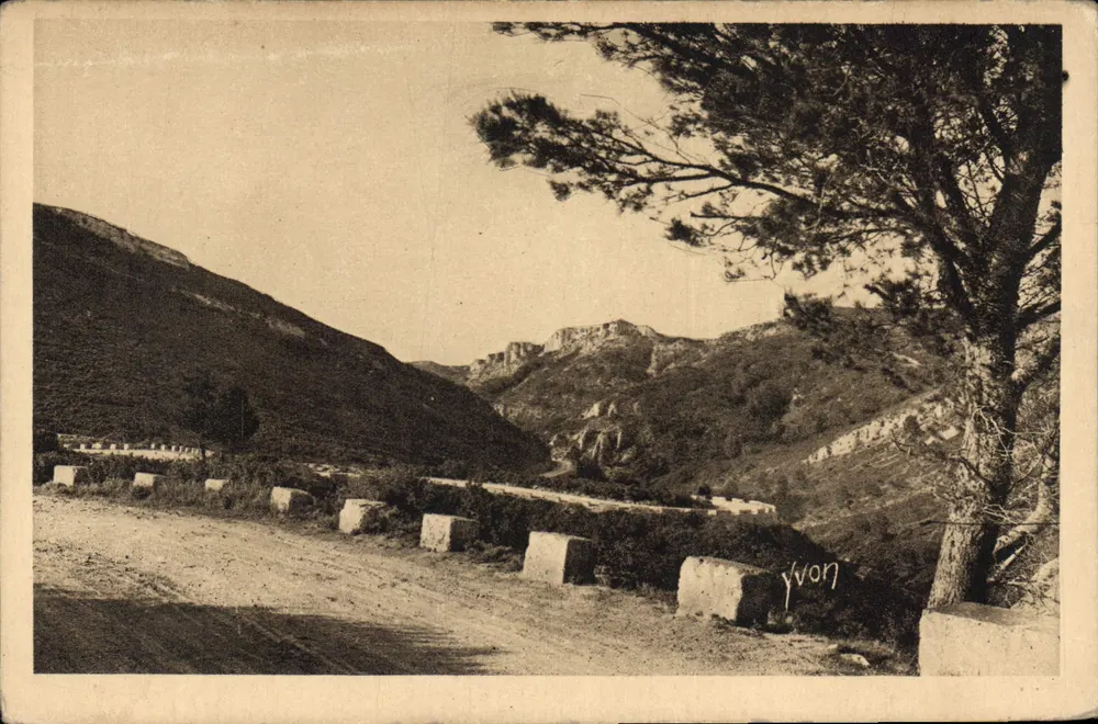 Route d'Avignon aux Baux — Landschaften und Steine der Provence — Éditeur d'Art YVON, n°45 - Vorderseite