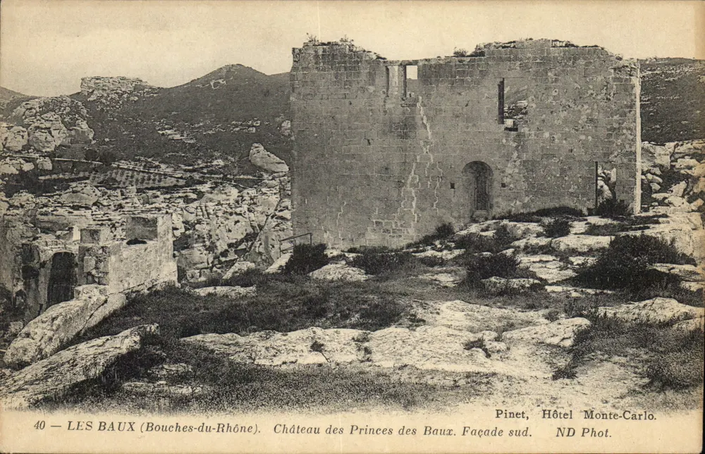 Les Baux (Bouches-du-Rhône) — Schloss der Prinzen von Les Baux. Südseite — Hôtel Monte-Carlo, Pinet - Vorderseite