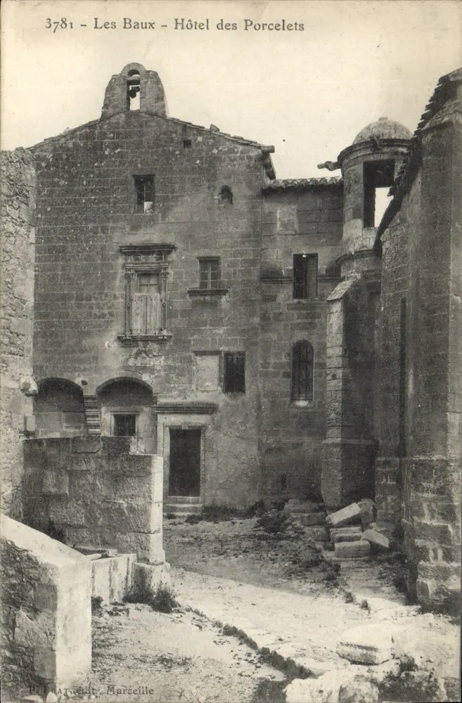 Les Baux - Hotel dos Porcelas — editor B. F. Tarchi, Marselha, n° 3781 - Frente