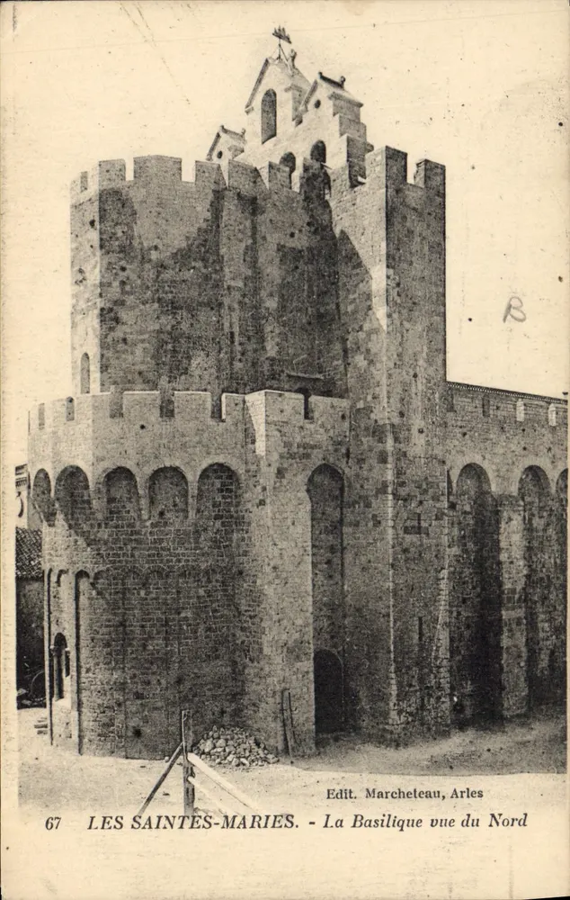Les Saintes-Maries - Die Basilika aus nördlicher Sicht — Edit. Marcheleau, Arles, Nr. 67 - Vorderseite