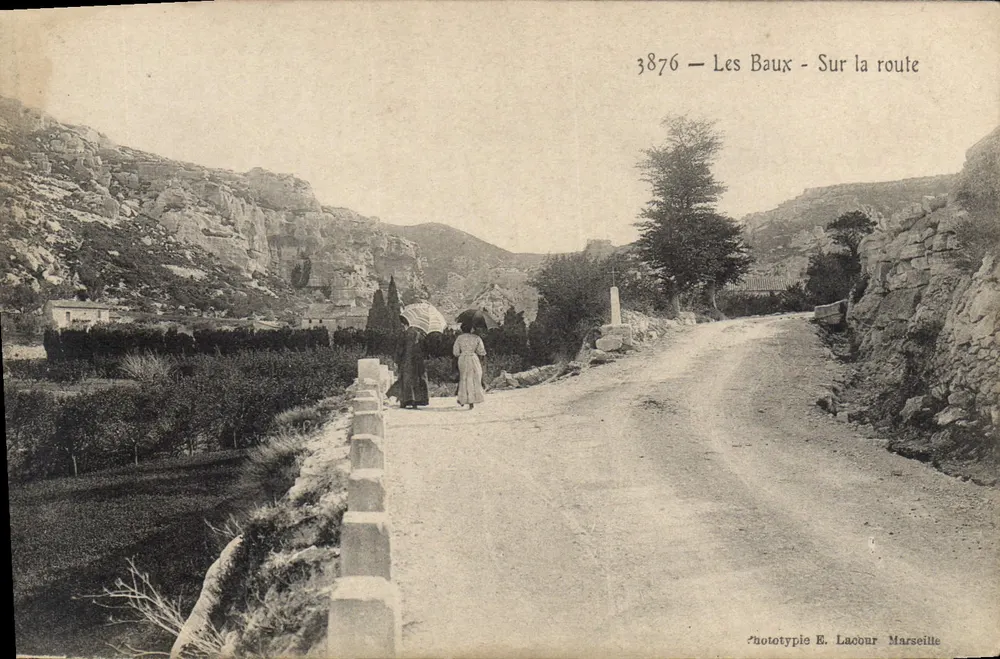 Les Baux - Ao longo da estrada — Fototipia E. Lacour, Marselha, n° 3876 - Frente