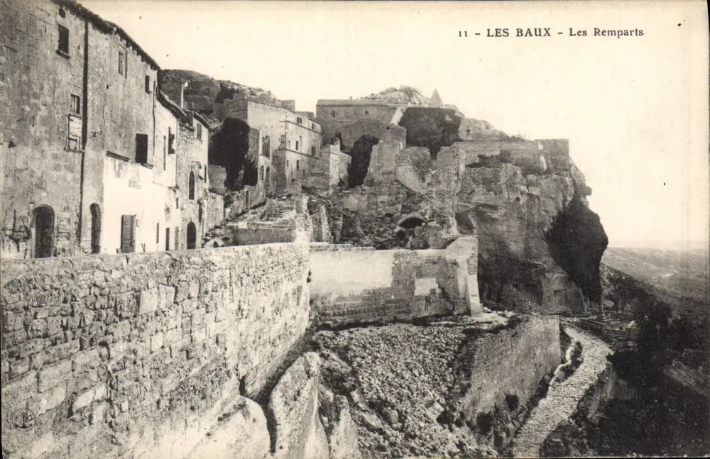 Les Baux - Os Muros — vista das ruínas e dos muros — editor não identificado, n° de série 11 - Frente