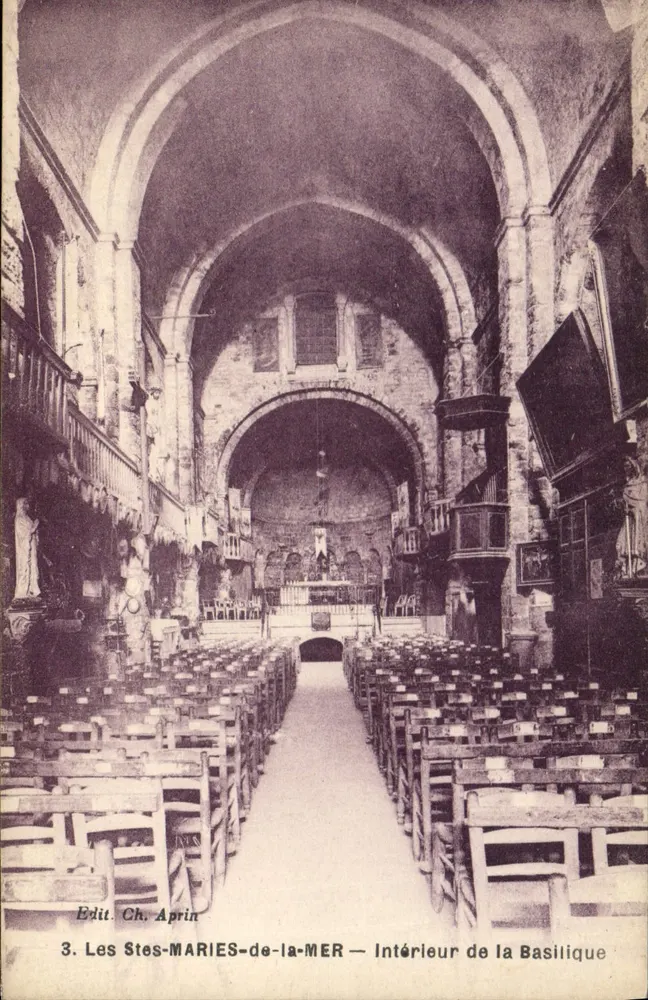 Les Saintes-Maries-de-la-Mer — Innenansicht der Basilika - Vorderseite