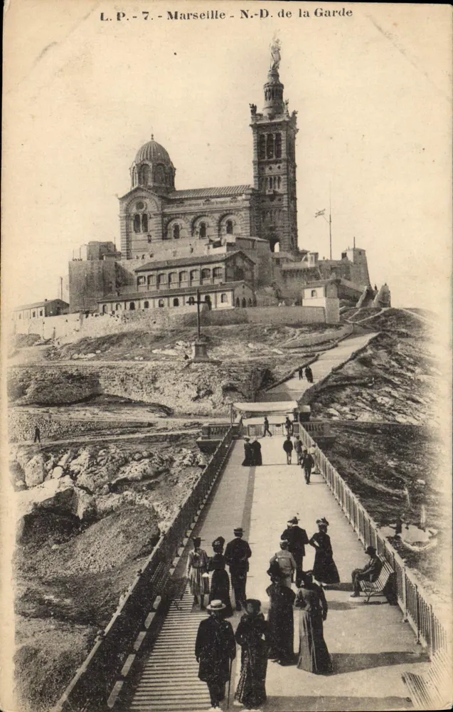 Marselha - Nossa Senhora da Guarda — vista da basílica e do caminho da Guarda - Frente