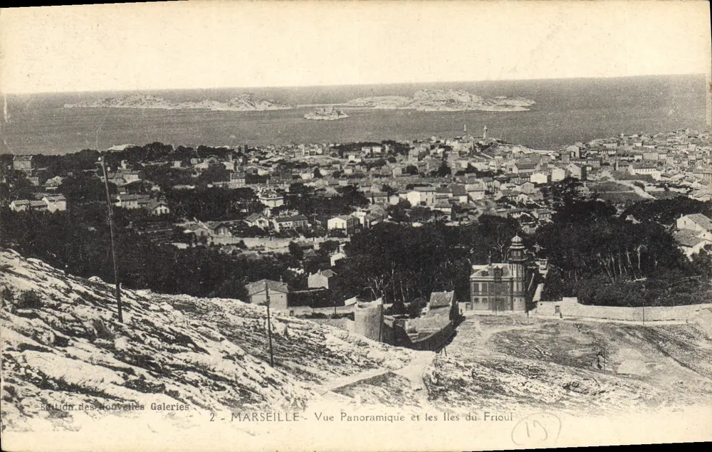 Marselha — Vista panorâmica e as ilhas do Frioul — Edição das Nouvelles Galeries, n°2 - Frente