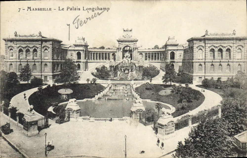 Marseille - O Palácio Longchamp — vista do jardim com fonte e edifícios - Frente