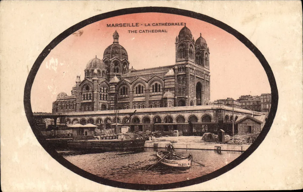 Marseille - A Catedral — vista da catedral com um barco em primeiro plano — editor não identificado, n° de série MA.9014 - Frente