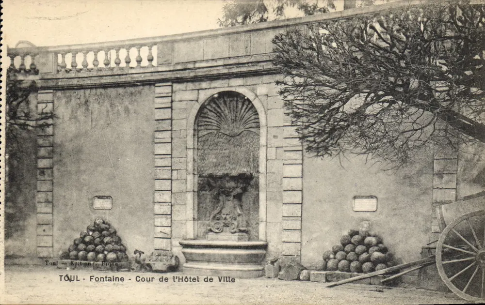 Toul — Fontäne — Hof des Rathauses — Édition J. Pina - Vorderseite