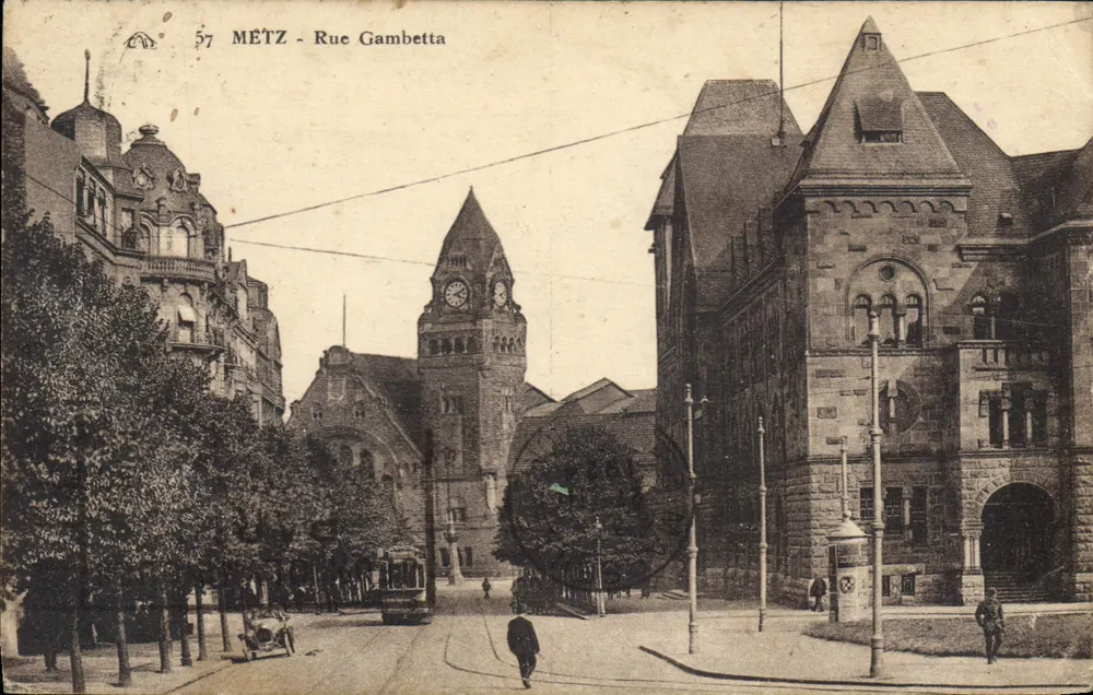 METZ - Rue Gambetta — widok na plac z wieżą zegarową i tramwajem — wydawca nieznany, nr 57 - Awers