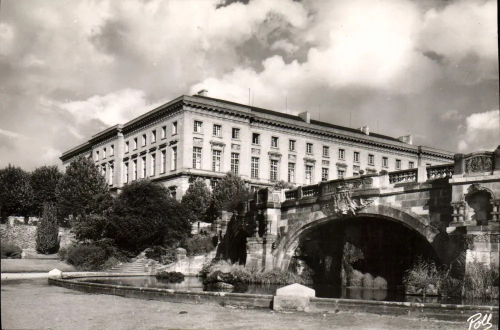 Metz - Die Fontänen und die Esplanade und das Gerichtsgebäude — Éditions Photopol, 56, En Transfert - Vorderseite