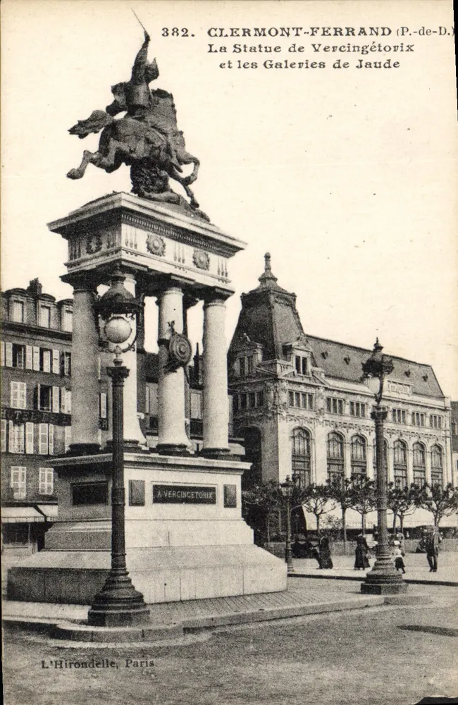 Clermont-Ferrand (P.-de-D.) — Die Statue von Vercingétorix und die Galeries de Jaude — L'Hirondelle, Paris, n°382 - Vorderseite