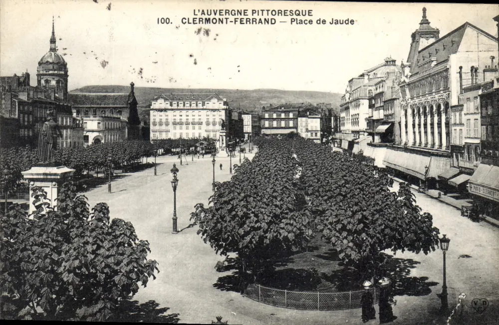 Clermont-Ferrand — Place de Jaude — A Auvergne pitoresca, n°100 - Frente