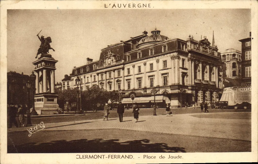 Clermont-Ferrand - Place de Jaude — estátua equestre e edifício monumental — G.D.O. - Frente