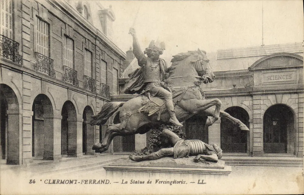 Clermont-Ferrand — A Estátua de Vercingétorix — LL. - Frente