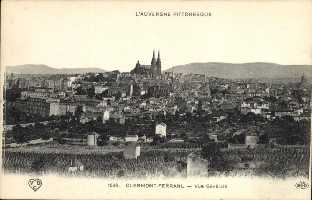Clermont-Ferrand — Vista Geral — L'Auvergne Pittoresque - Frente
