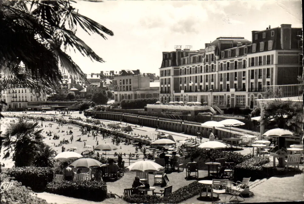 Dinard — La Terrasse du Crystal Hotel et la Plage — Réal-Photo - Recto