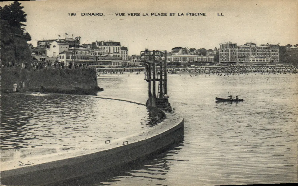 Dinard — Vue vers la plage et la piscine — LL - Recto