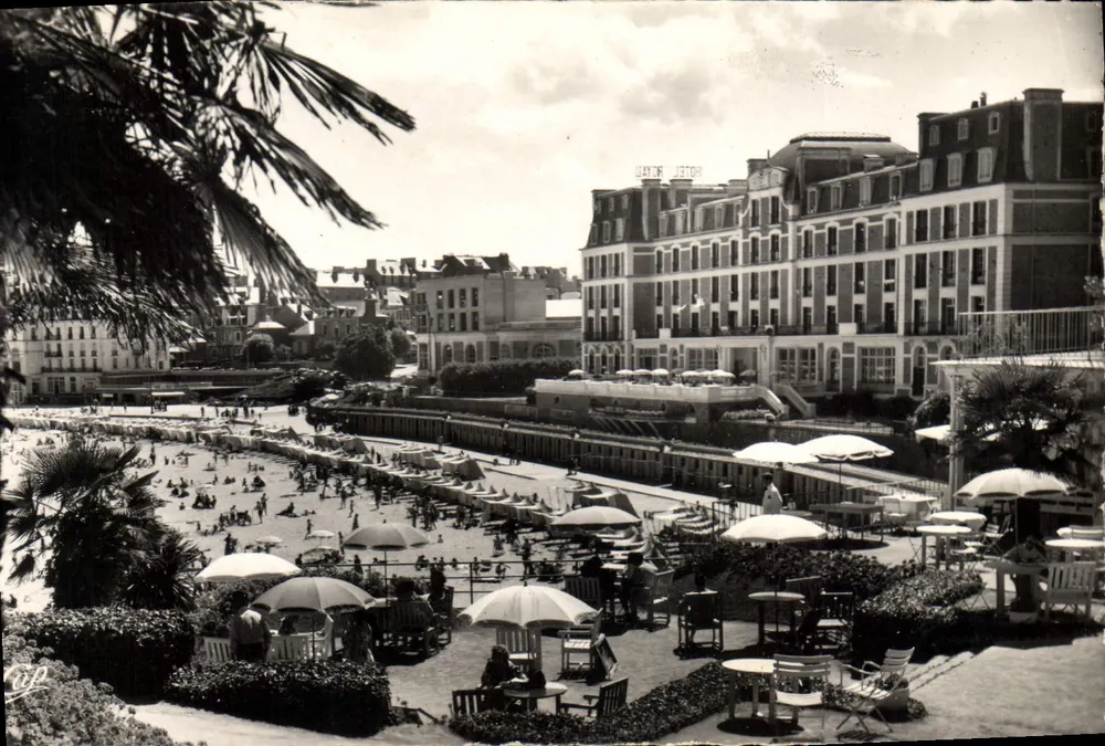 Dinard - La Terrasse du Crystal Hôtel et la Plage — Réal-Photo, n° 208 - Recto