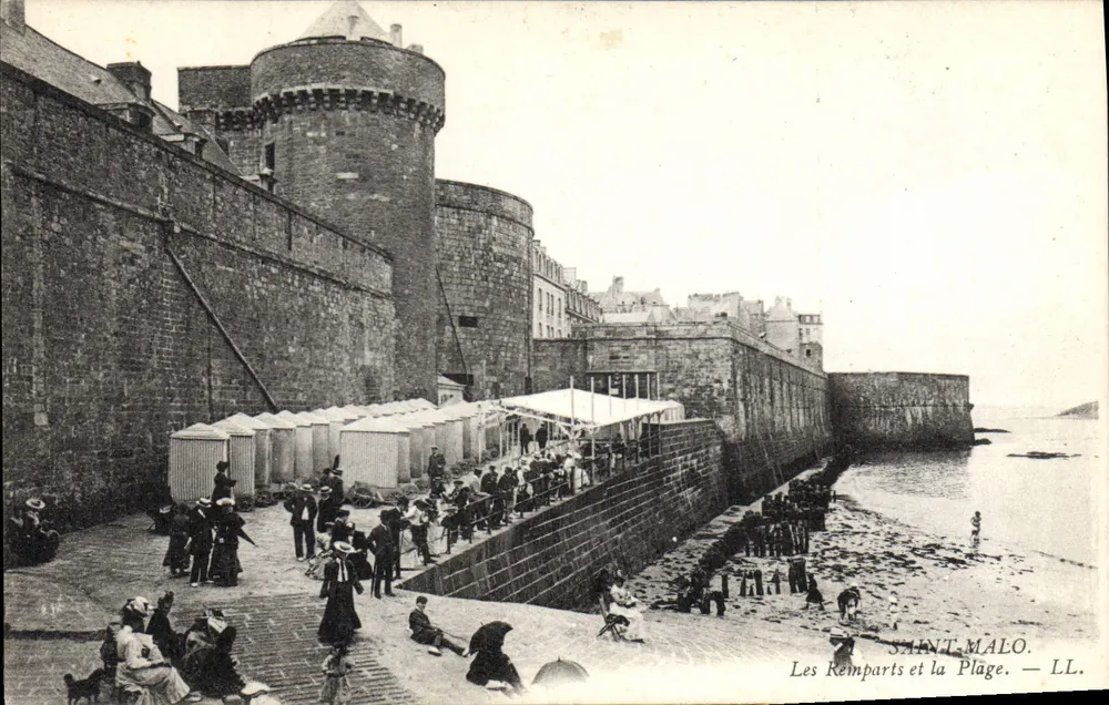 Saint-Malo — Les Remparts et la Plage — LL. - Recto