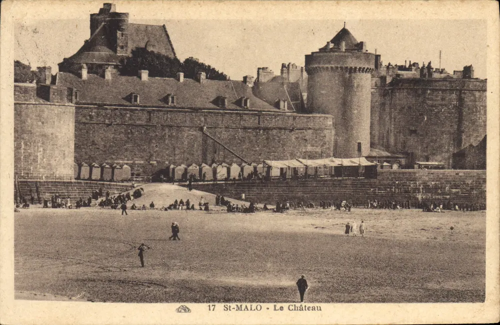 St-Malo - Le Château — vue du château avec foule sur la plage — éditeur inconnu, n° 17 - Frente