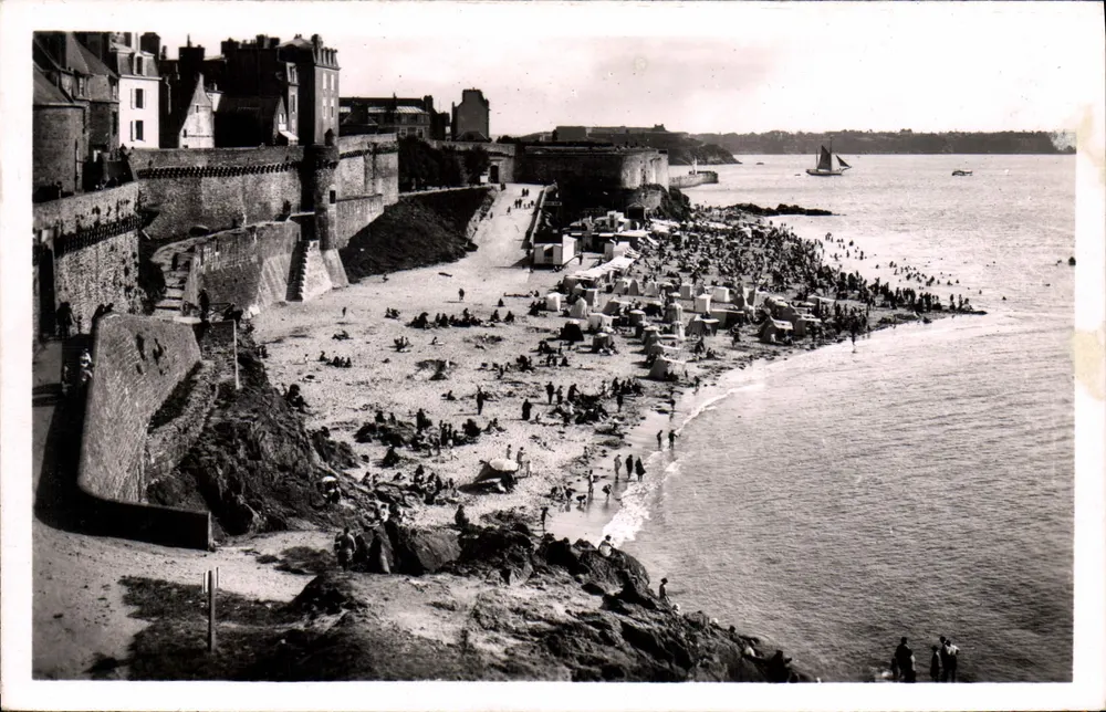 Saint-Malo — La Plage de Bon Secours à marée haute — Real Photo - Belle Roide - Recto