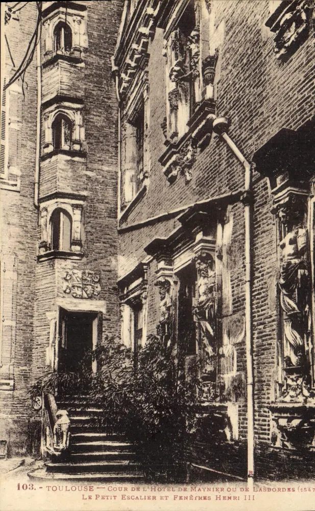 Toulouse — Cour de l'Hôtel de Maynier ou de Lasbordes (1547) — Le Petit Escalier et Fenêtres Henri III — n° 103 - Recto