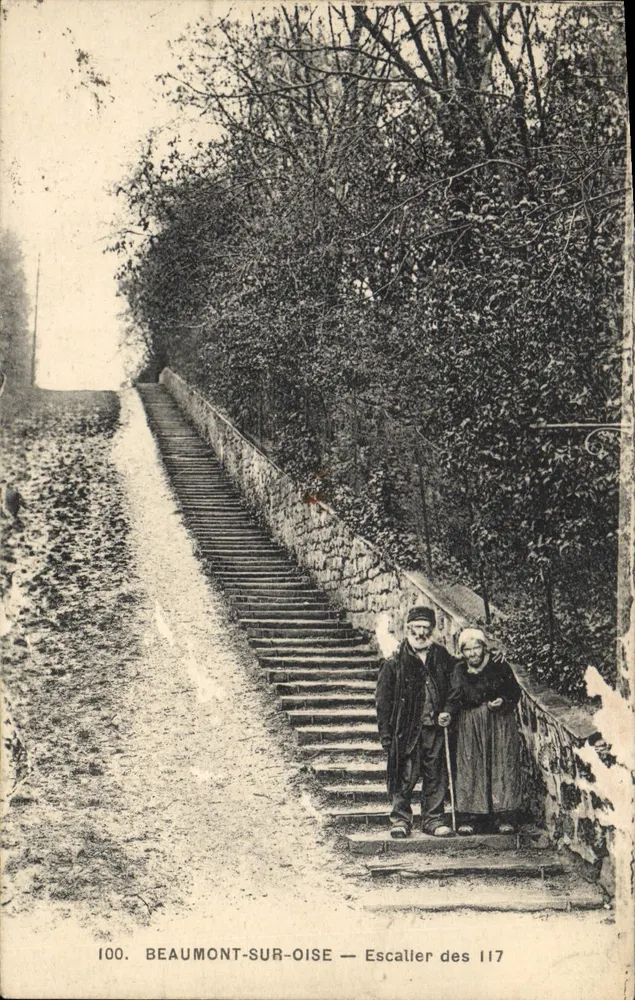Beaumont-sur-Oise — Staircase of the 117 - Front