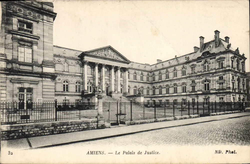 Amiens — O Palácio de Justiça — ND. Fot. - Frente