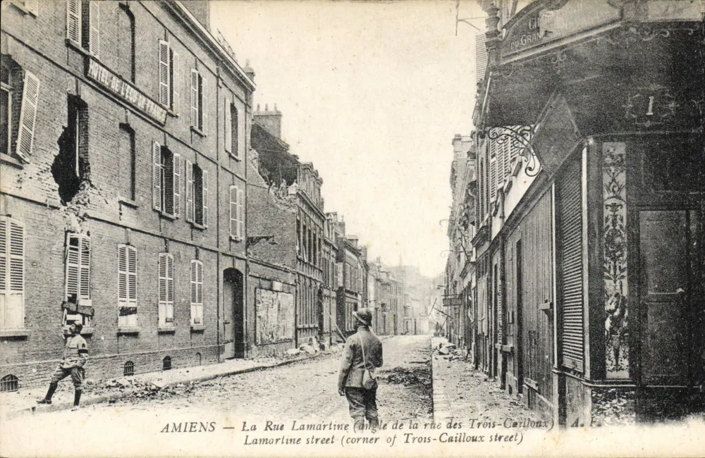 Amiens — La Rue Lamartine (Ecke der Rue des Trois-Cailloux) — A. Papéghin, Paris - Vorderseite