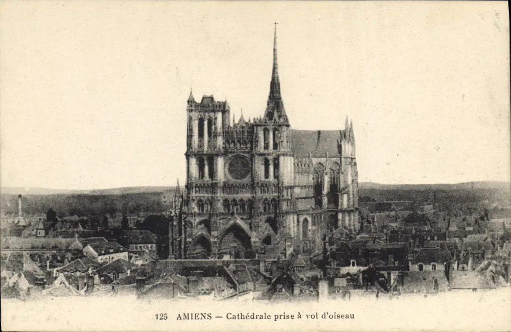 Amiens — Cathédrale prise à vol d’oiseau — L. Caron phot. édit. Amiens n°125 - Recto