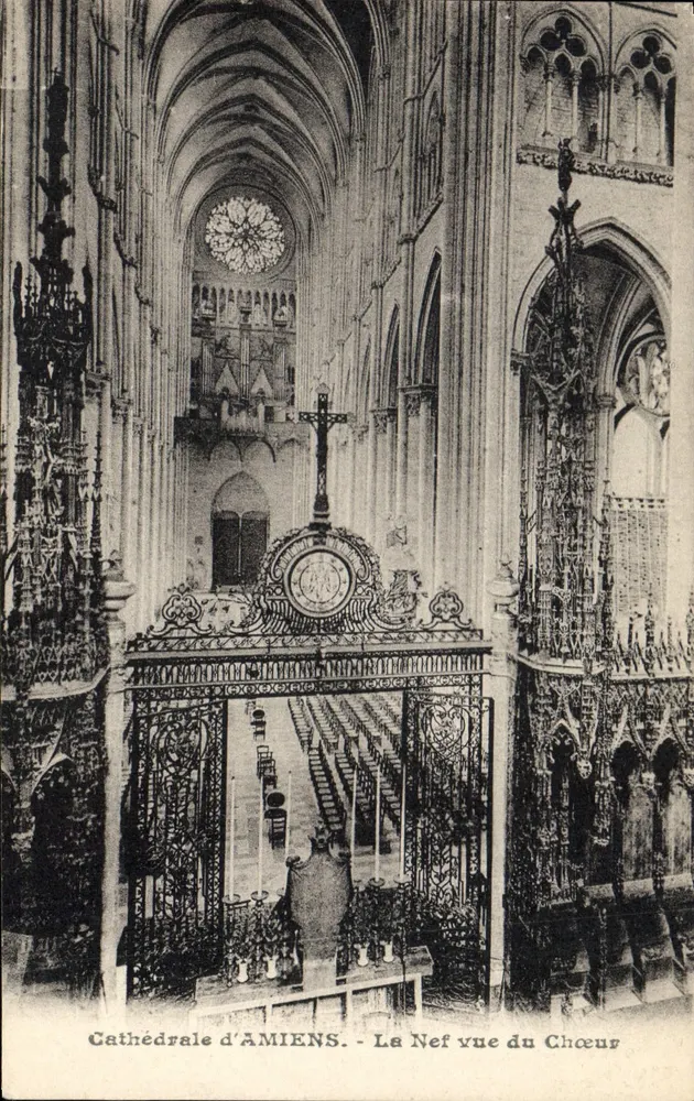Catedral de AMIENS - A Nave vista do Coro - Frente
