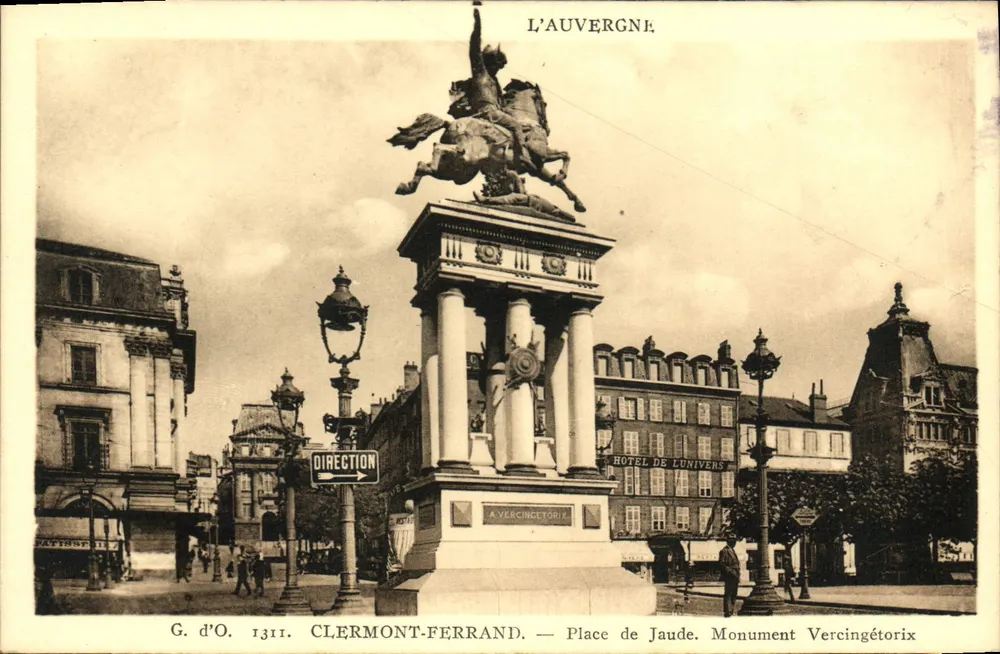 Clermont-Ferrand — Monumento a Vercingétorix na Praça de Jaude — G. d'O. 1311 - Frente