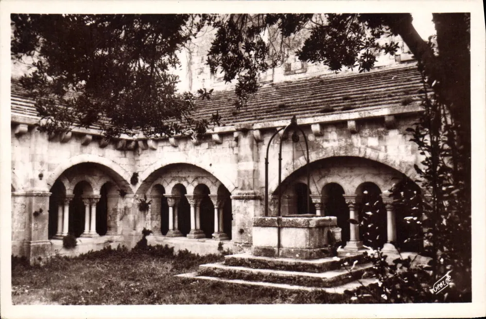 Montmajour — Cour do Claustro — Foto George - Frente