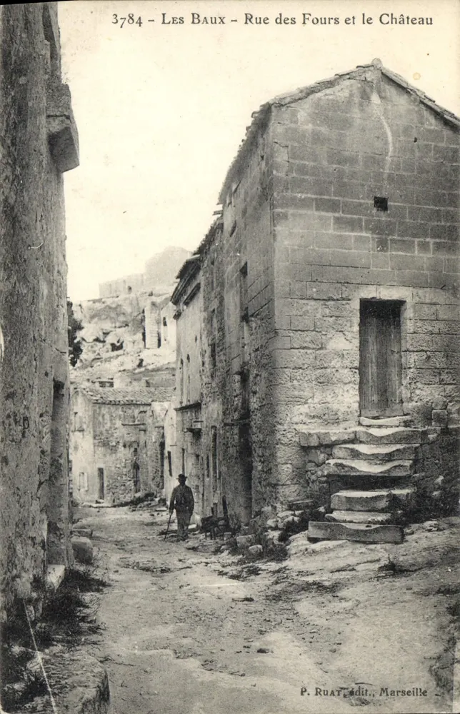 Les Baux - Rue des Fours et le Château — P. Ruat, édit., Marseille, n° 3784 - Recto
