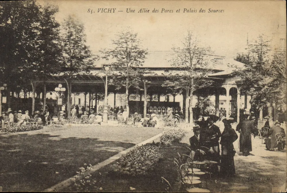 Vichy — A Walkway of Parks and Palais des Sources — Edition L. D. - Front