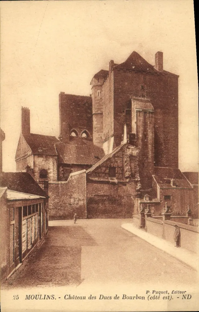 Moulins - Castelo dos Duques de Bourbon (lado leste) — P. Paquet, Editor - Frente