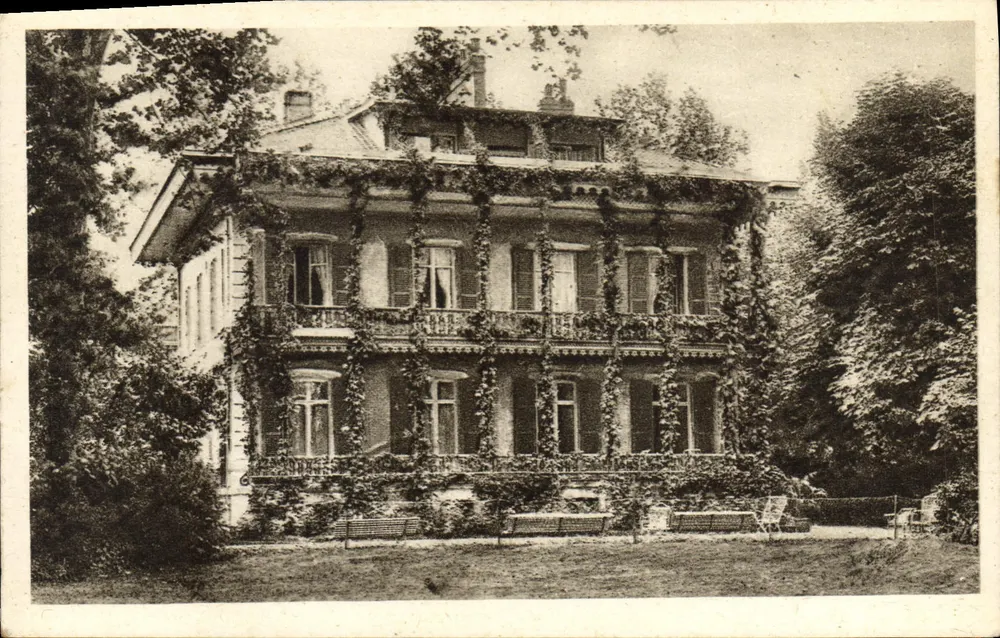 Villa cercada de vegetação — Vichy — Edições « Chalet de l'Empereur » - Frente