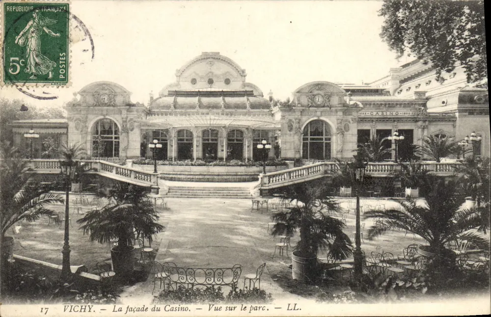 Vichy — La façade du Casino — Vue sur le parc — LL. - Recto