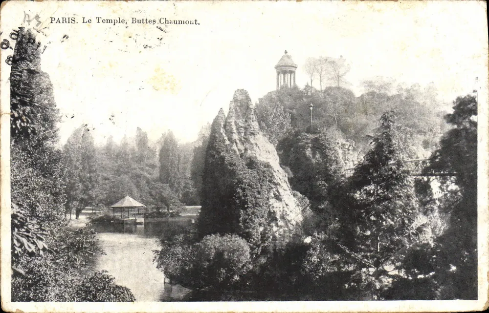 Paris. O Templo, Buttes Chaumont — vista do templo e do lago com rochedos - Frente